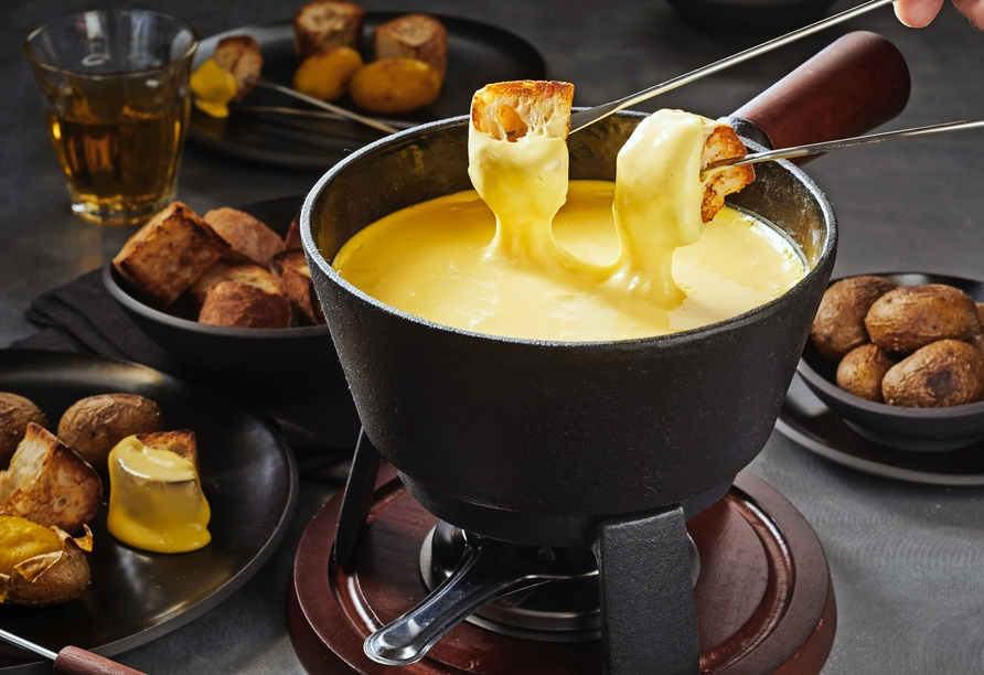 Genießen Sie ein köstliches, traditionell schweizer Käsefondue.
