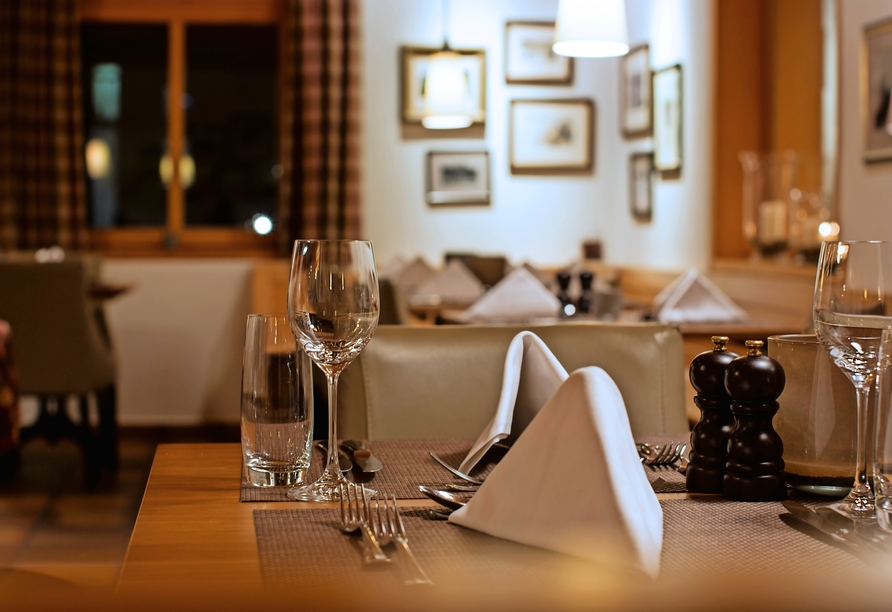 Kosten Sie traditionelle schweizer Speisen im Restaurant.