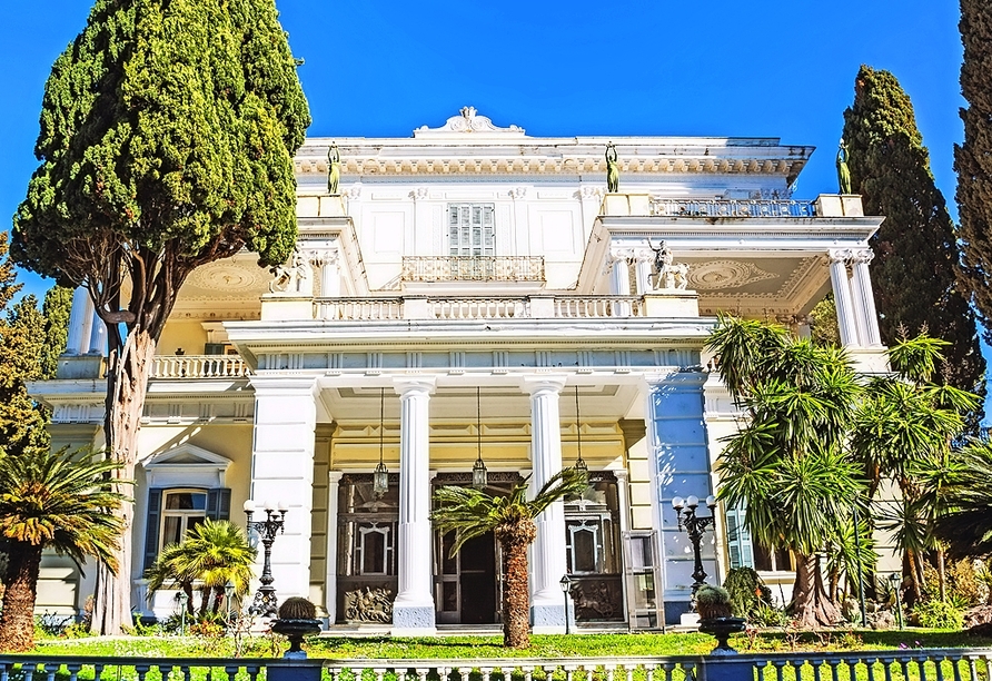 Das Achilleion ist eine herrschaftliche Villa mit einem imposanten Garten, wo Kaiserin Elisabeth von Österreich, Sisi, ihren Urlaub verbrachte.
