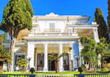 Das Achilleion ist eine herrschaftliche Villa mit einem imposanten Garten, wo Kaiserin Elisabeth von Österreich, Sisi, ihren Urlaub verbrachte.