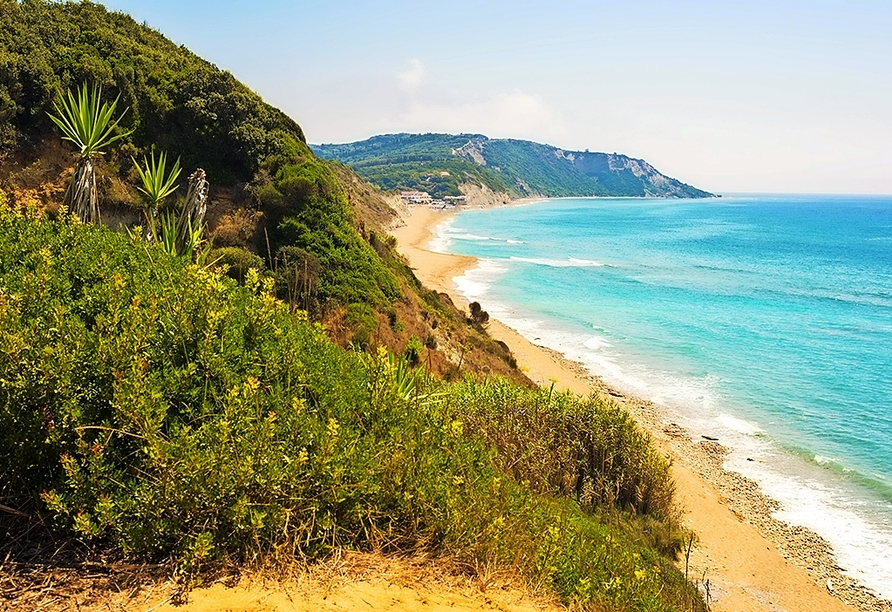 Korfu bietet traumhafte Strände und türkisblaues Wasser (hier: Marathias-Strand).