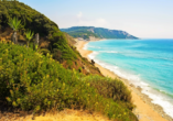 Korfu bietet traumhafte Strände und türkisblaues Wasser (hier: Marathias-Strand).