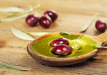 Bei einer Besichtigung einer traditionellen Olivenpresse lernen Sie die Herstellung von leckerem Olivenöl kennen.