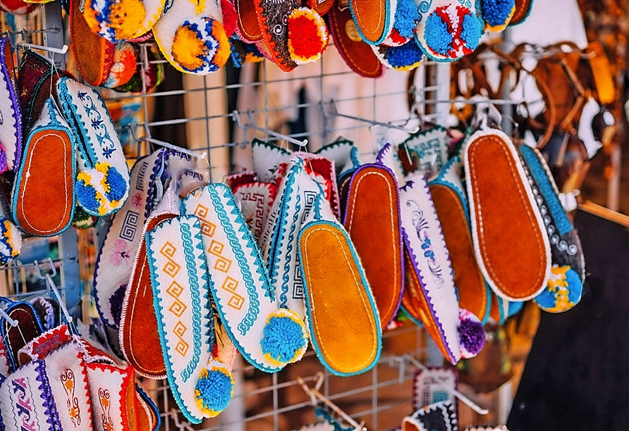 Tsarouchi nennt man die traditionellen Schuhe, die gerne als Souvenir gekauft werden.