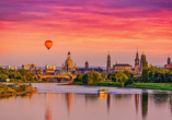 Sonnenuntergang über Dresden mit Heißluftballon.