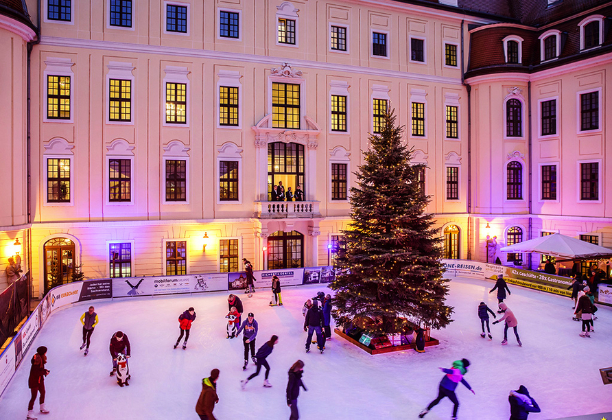 Im Winter verwandelt sich der prachtvolle Innenhof des Hotels Taschenbergpalais Kempinski in eine funkelnden Eisbahn.