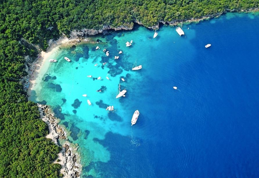 Schwimmen Sie während des Bootsausflug im türkisen Wasser der Blauen Lagune.