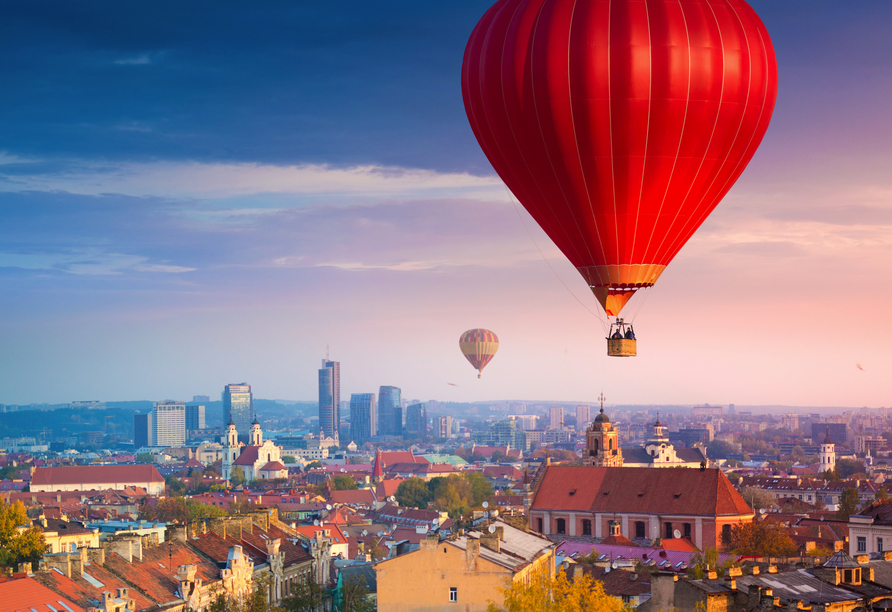 Unser Tipp: Unternehmen Sie eine Heißluftballonfahrt über Litauen.