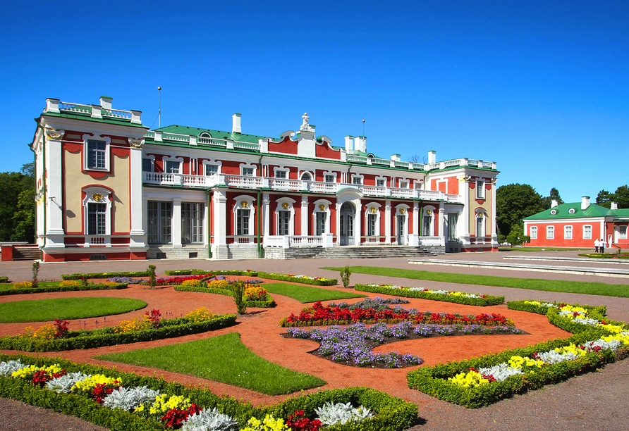 Entdecken Sie das elegante Schloss Katharinental mit seiner prachtvollen Fassade und Gartenanlage.