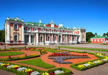 Entdecken Sie das elegante Schloss Katharinental mit seiner prachtvollen Fassade und Gartenanlage.