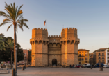 Besichtigen Sie historische Bauwerke in der Hafenstadt Valencia: Das ehemalige Stadttor Torres de Serranos.