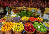 In der Markthalle Mercado dos Lavradores gibt es allerhand frisches Obst und Gemüse zu kaufen.