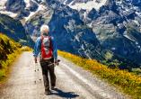 Wandern Sie durch die traumhafte Schweizer Alpenlandschaft.