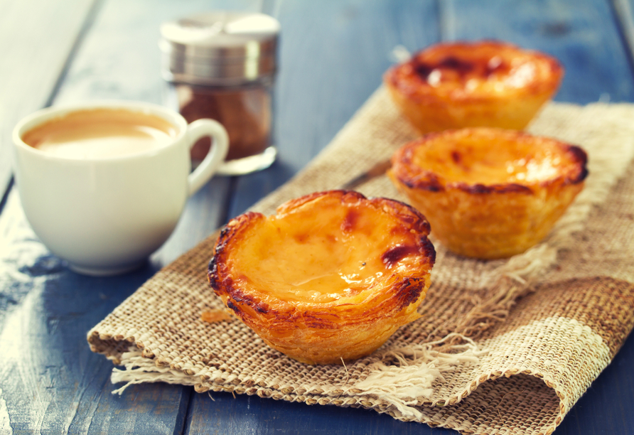 Zur perfekten Reise gehört auch die heimische Küche: Probieren Sie die köstlichen Pastéis de Nata.