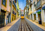 Die gelben Straßenbahnen prägen das Stadtbild Lissabons.