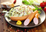 Stärken Sie sich mit einem Klassiker: Kartoffelsalat und Würstchen – natürlich mit Bautzner Senf.