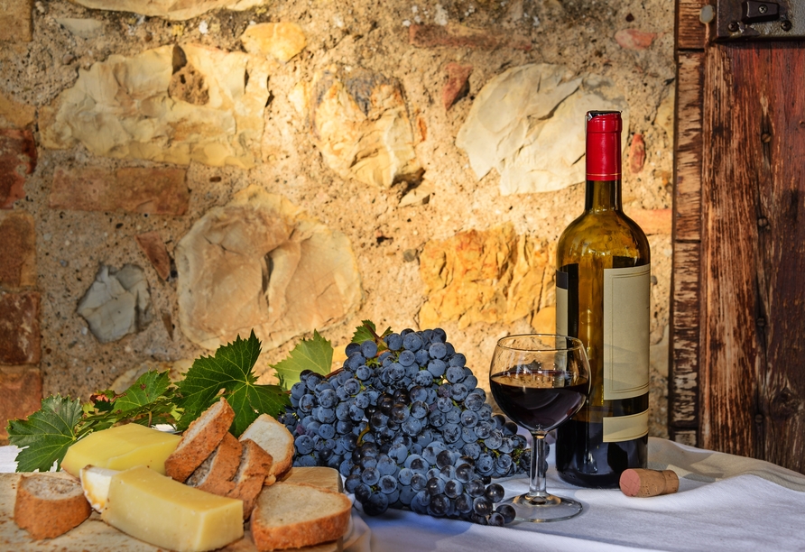 Probieren Sie den lokalen Wein beim Besuch eines alten Weinkellers auf Ischia.