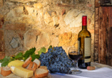 Probieren Sie den lokalen Wein beim Besuch eines alten Weinkellers auf Ischia.