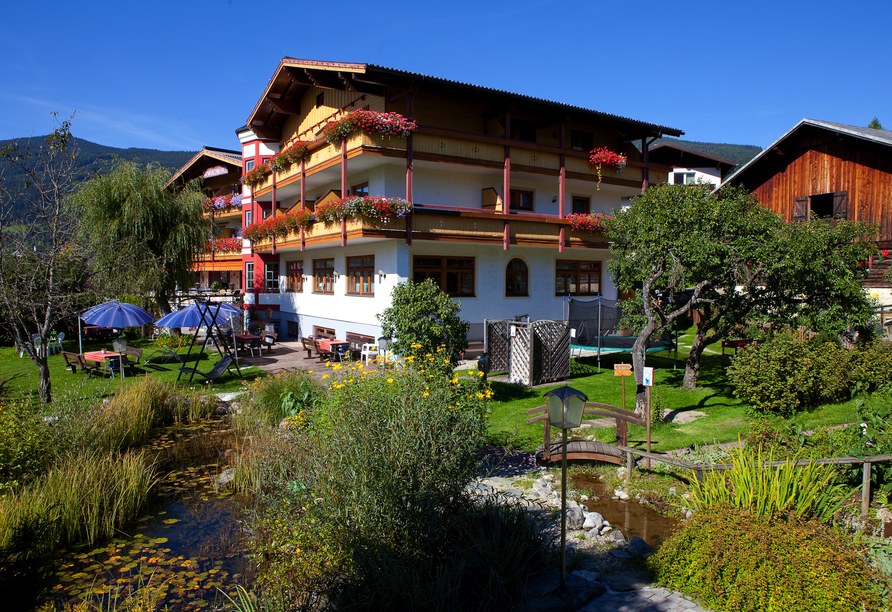 Die wunderschöne Gartenanlage des Hotels lädt zum Verweilen ein.
