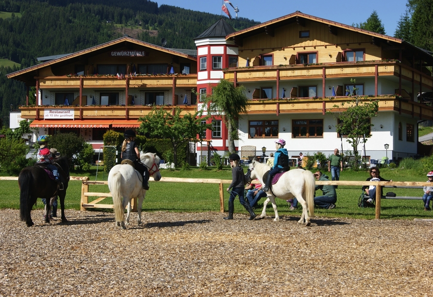 Ein ganz besonderes Highlight ist das Ponyreiten im Hotel.