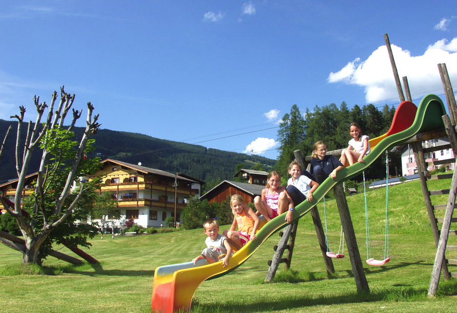Auf dem Spielplatz des Hotels können sich Ihre Kleinen austoben.