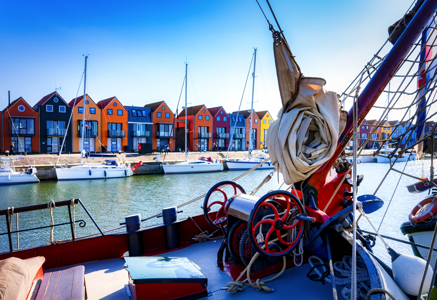 Der Ort Stavoren am IJsselmeer ist bekannt für seine bunten Häuser am Hafen.