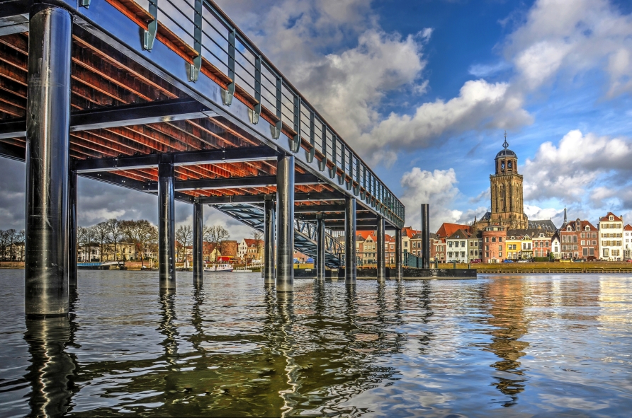 Deventer begrüßt Sie am Fluss IJssel.