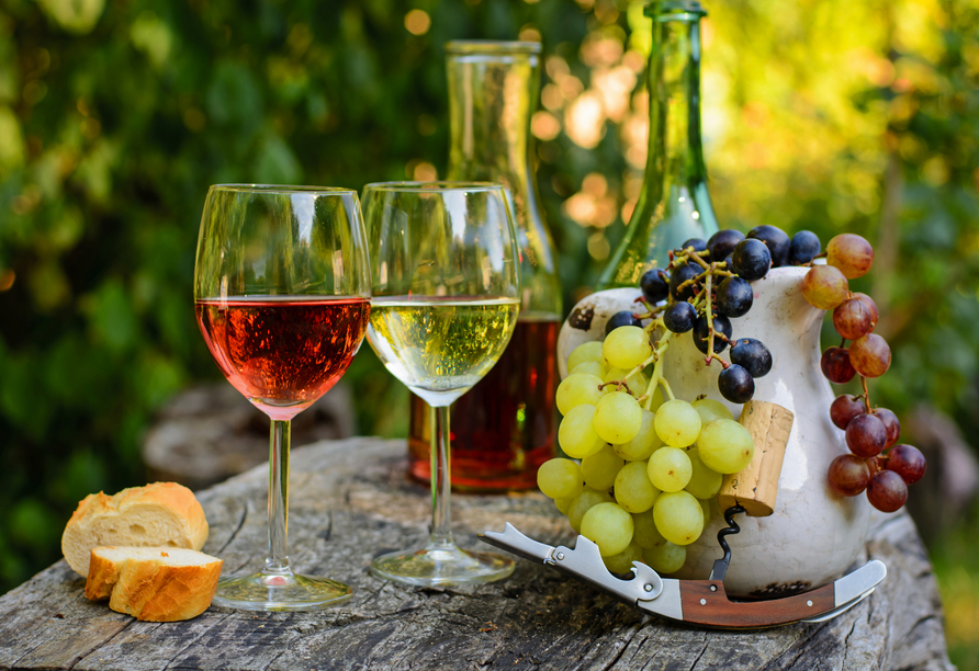 Auf einen schönen Urlaub! Lassen Sie sich den Wein der Region schmecken.