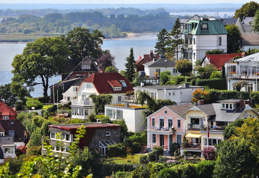 Blankenese begeistert mit charmanten Häusern am Hang und einem traumhaften Blick auf die Elbe.