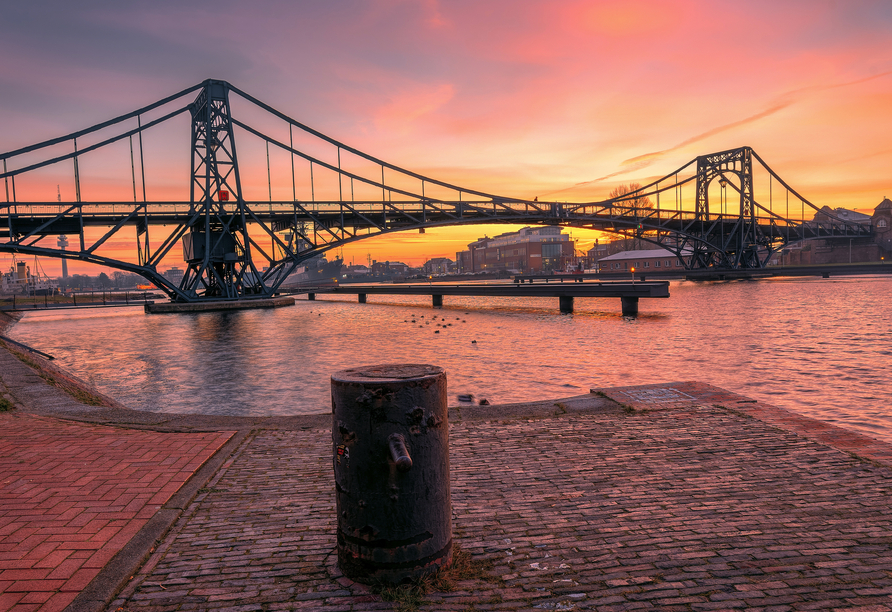 Die Kaiser-Wilhelm-Brücke in Wilhelmshaven ist zum Sonnenuntergang besonders schön anzusehen.