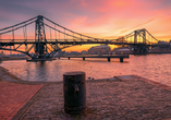 Die Kaiser-Wilhelm-Brücke in Wilhelmshaven ist zum Sonnenuntergang besonders schön anzusehen.
