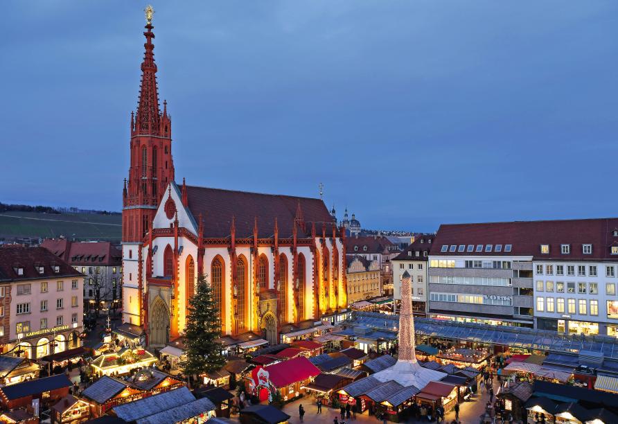 Besuchen Sie bei Gelegenheit unbedingt den zauberhaften Weihnachtsmarkt in Würzburg.