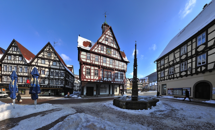 Schlendern Sie in aller Ruhe über den winterlichen Marktplatz von Bad Urach.