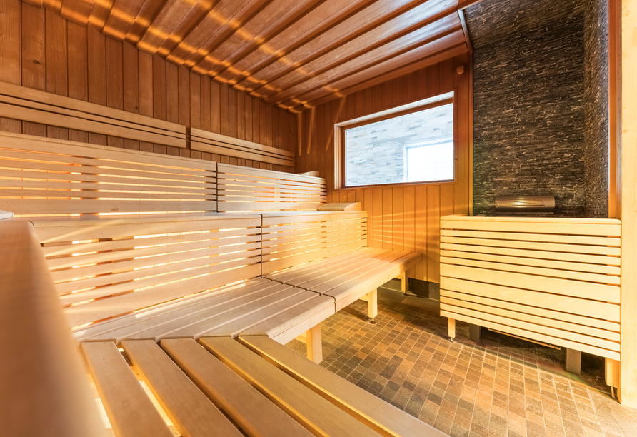 Entspannen Sie in der wärmenden Sauna.
