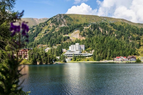 Das Panorama Hotel Turracher Höhe liegt direkt am herrlichen Turrachsee.