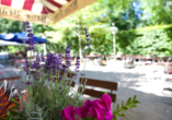 Bei schönem Wetter lädt der Biergarten zum Verweilen ein.