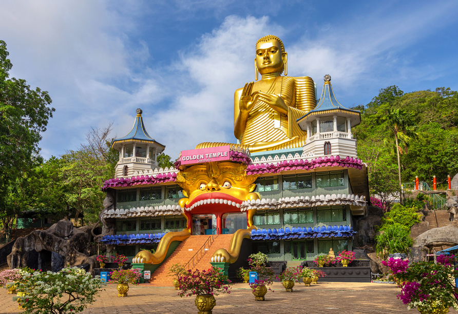 30 Meter ist die goldene Statue hoch – das macht sie zur weltweit größten Statue, in der Buddha in der sogenannten Dharmachakkra-Pose gezeigt wird.
