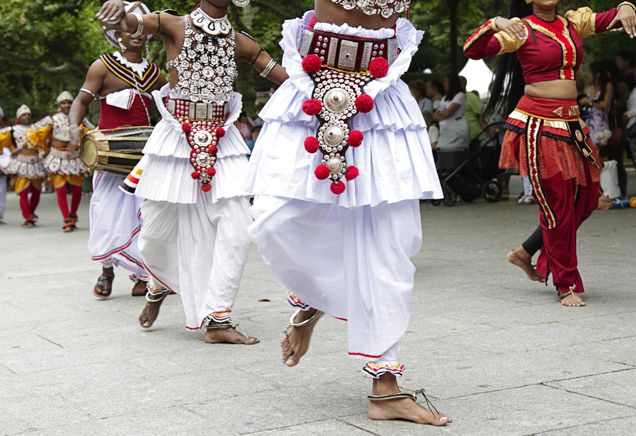 Lassen Sie sich von einer Aufführung mit traditionellen Tänzen Sri Lankas verzaubern.