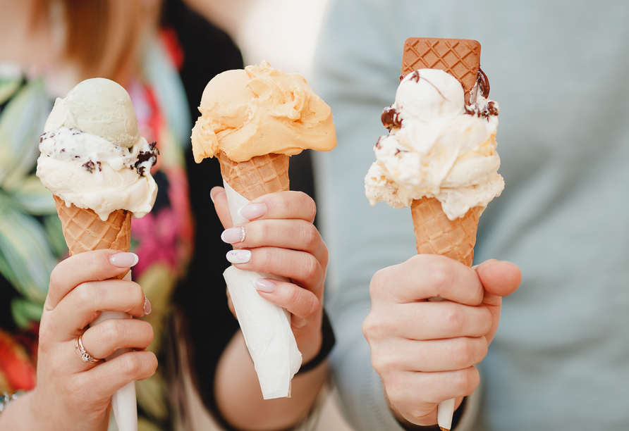 Kühlen Sie sich bei einer Portion Eis ab und genießen Sie das 