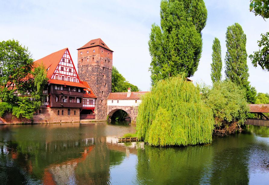 Der mittelalterliche Henkersteg führt direkt über die Pegnitz.