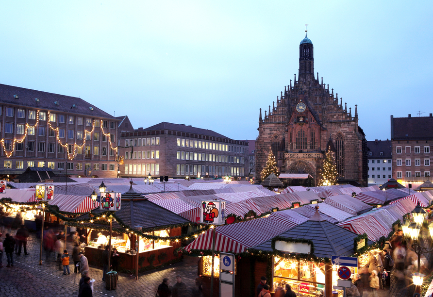 In der Vorweihnachtszeit findet der berühmte Nürnberger Christkindlsmarkt statt.