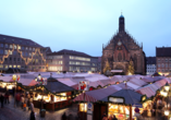 In der Vorweihnachtszeit findet der berühmte Nürnberger Christkindlsmarkt statt.