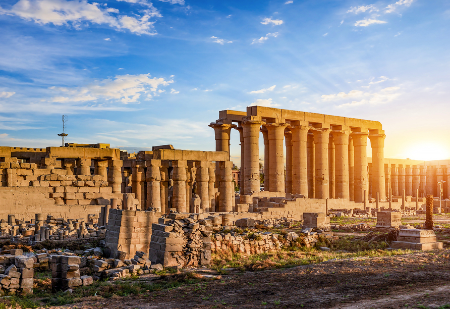 Mehr als 30 Pharaonen verewigten sich in Karnak mit Erweiterungen, Reliefs und monumentalen Bauwerken.