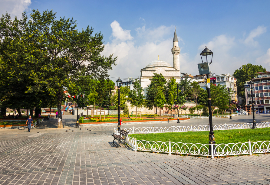 Der Sultanahmet Platz ist Treffpunkt für Einheimische und Touristen.