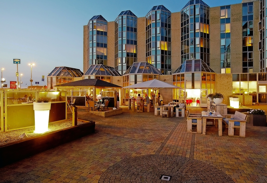 Genießen Sie an lauen Sommerabenden ein Getränk auf der Terrasse des NH Hotel Zandvoort.