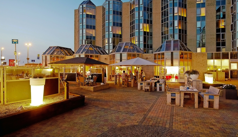 Genießen Sie an lauen Sommerabenden ein Getränk auf der Terrasse des NH Hotel Zandvoort.