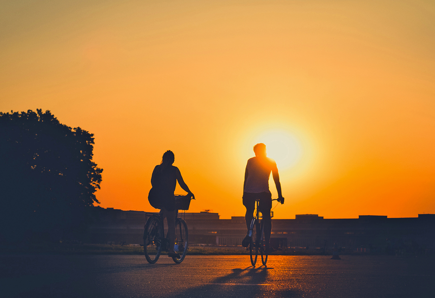 Fahrradfahrer im Sonnenuntergang.