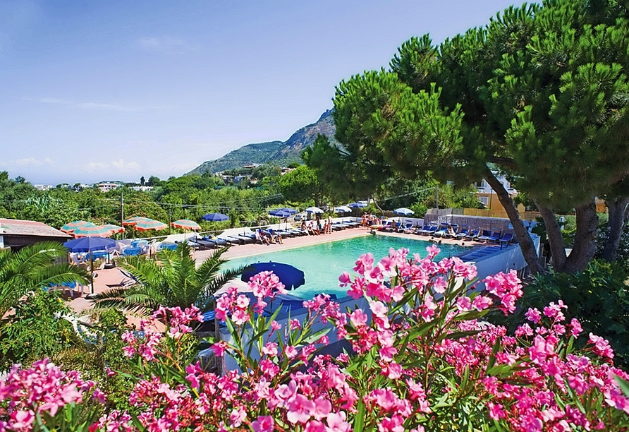 Lassen Sie sich von der Wärme der italienischen Sonne am Außenpool des Hotels Al Bosco Terme in Panza verwöhnen.