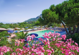Lassen Sie sich von der Wärme der italienischen Sonne am Außenpool des Hotels Al Bosco Terme in Panza verwöhnen.