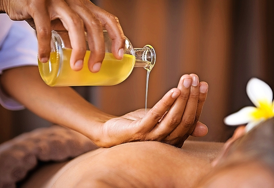 Bei verschiedenen Wellnessanwendungen und Massagen können Sie so richtig relaxen.